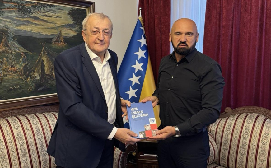 Profesor Franjo Topić uručio zbornik ministru Isaku: Promocija vrijednosti vjere i solidarnosti