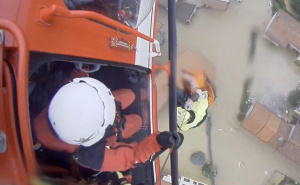 Italija pod vodom: Širi se snimak dramatičnog spašavanja, majka s bebom na krovu automobila