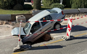 Nesvakidašnji prizor: Automobil upao u rupu metar i pol, vozačica teško povrijeđena