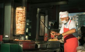 Jezivi slučaj u Berlinu: Gost izgrizao vlasnika fast fooda zbog neplaćenog računa