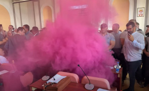 Haos na sjednici u Zaječaru: U Skupštini bačene dimne bombe i biber sprej, odbornici se guše u dimu