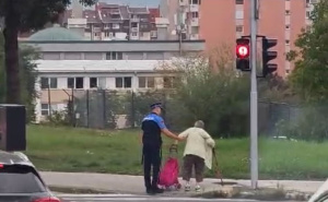 Dirljiv snimak iz Sarajeva: Policajac pomaže starici da pređe cestu i nosi joj stvari