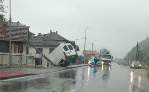 Nesreća u BiH: Kombi udario u radar