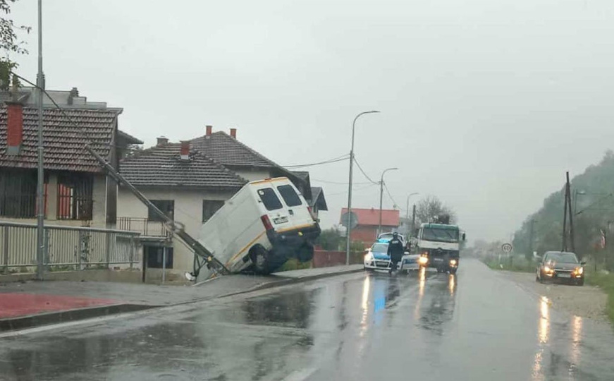 Nesreća u BiH: Kombi udario u radar