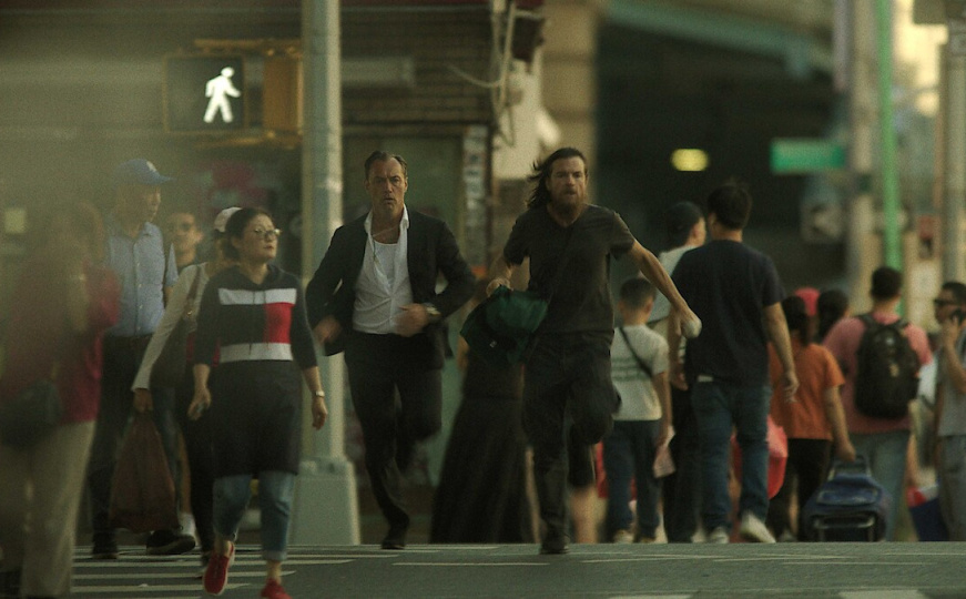 Nova Netflixova serija s Judeom Lawom i Jasonom Batemanom oduševila publiku: "Vrijedna bingeovanja"