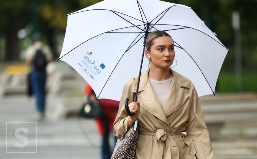 Pogledajte današnju atmosferu u Sarajevu: Omiljeni modni dodatak je kišobran