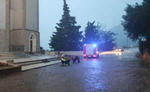 Neum pod vodom: Kiša izazvala poplave i odrone, vatrogasci na terenu