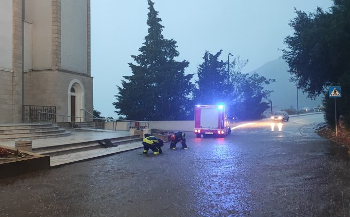 Neum pod vodom: Kiša izazvala poplave i odrone, vatrogasci na terenu
