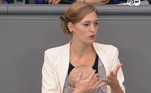 Presedan u Bundestagu: Njemačka poslanica održala govor držeći bebu u naručju