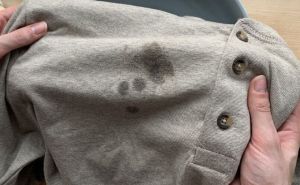 Pranje veša: Ovih pet fleka nikada ne trebate čistiti vrućom vodom