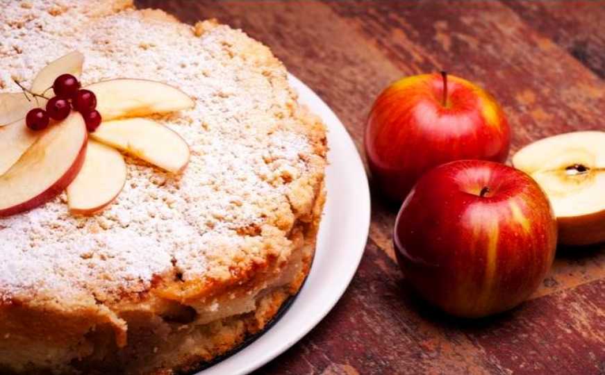 Brzi kolač od samo dvije jabuke: Trebat će vam 10 minuta za pripremu