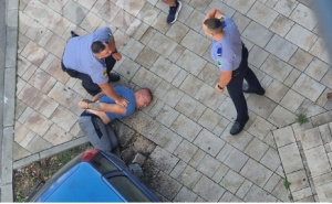 Uhapšen vozač u Tuzli: Bježao od policijske patrole, udario u drugi automobil pa oborio znak