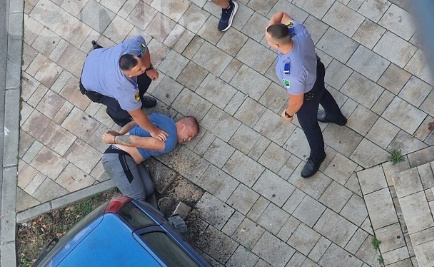 Uhapšen vozač u Tuzli: Bježao od policijske patrole, udario u drugi automobil pa oborio znak