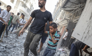 Izrael nastavio bombardovati Gazu: Veliki broj ubijenih dok su čekali pomoć; beba umrla od gladi