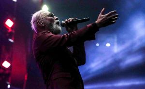 "Ostalo je još malo kremena...": Dino Merlin i pjesma dana uz sarajevski derbi