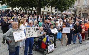 "Premijeru 1000 KM, nama 25 KM": Penzioneri na ulicama Tuzle, evo šta su poručili vlastima