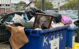 Sramota u BiH: Fotografija velikog naučnika Nikole Tesle bačena u smeće u blizini škole