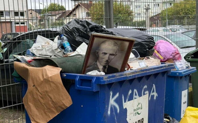 Sramota u BiH: Fotografija velikog naučnika Nikole Tesle bačena u smeće u blizini škole