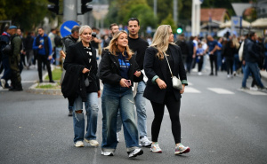 Rijeke navijača FK Željezničar idu ka stadionu Grbavica, pogledajte šta smo zabilježili