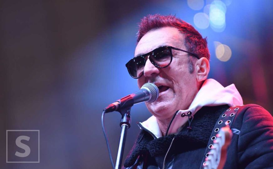 Đuro, Bombaj štampa i pjesma dana: "A kad nedilja dođe..."