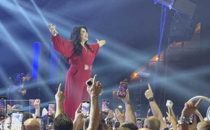 Dragana Mirković održala koncert u punoj sarajevskoj Zetri: Kompletan honorar donirala Pomozi.ba