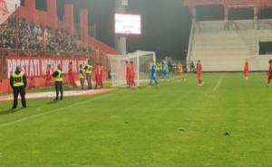 Derbi donio novi poraz, a navijači Veleža burno reagovali: Pogledajte šta su natjerali igrače