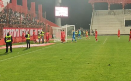 Derbi donio novi poraz, a navijači Veleža burno reagovali: Pogledajte šta su natjerali igrače