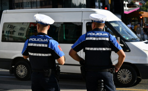 Na Čengić Vili: Muškarac bacio bombu u kladionicu, policija ga uhapsila