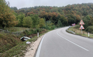 Saobraćajna nesreća kod Ribnika: Automobil završio na krovu, dvoje povrijeđenih