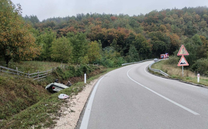 Saobraćajna nesreća kod Ribnika: Automobil završio na krovu, dvoje povrijeđenih