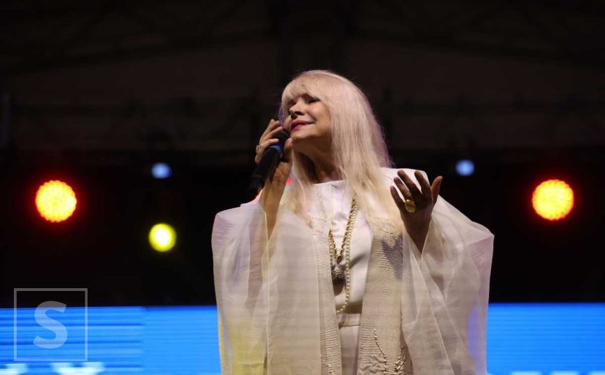 Hanka Paldum objavila staru fotografiju s Halidom Bešlićem i izazvala brojne reakcije