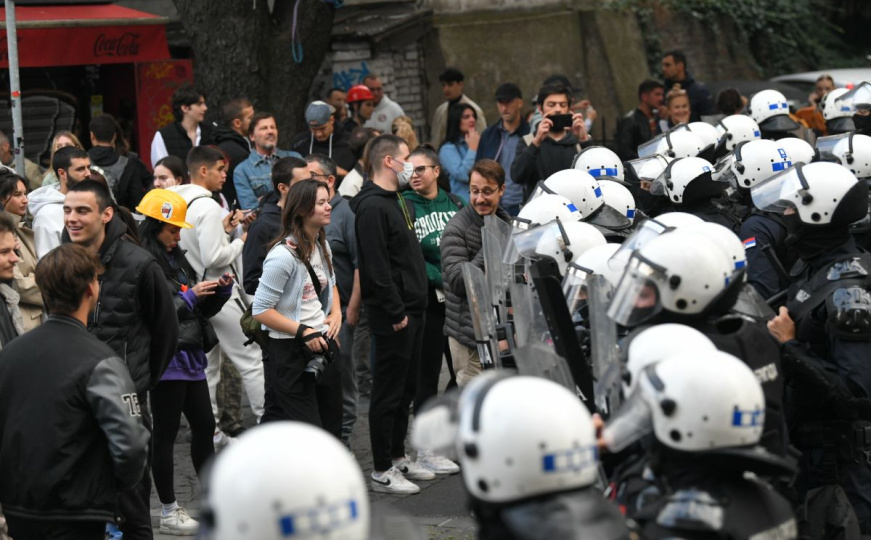 Burni protesti u Srbiji: Više povrijeđenih i privedenih, među njima i policajci