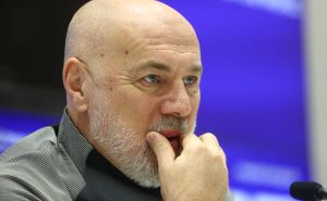 Problemi za Barbareza: Standardni Zmaj iznesen s terena na nosilima