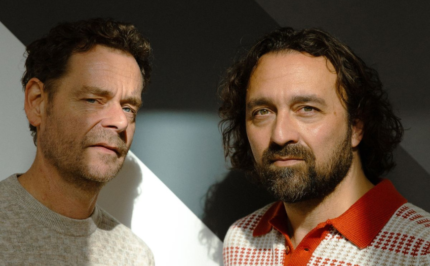 Kraak & Smaak ft. Ivar - Travel Light