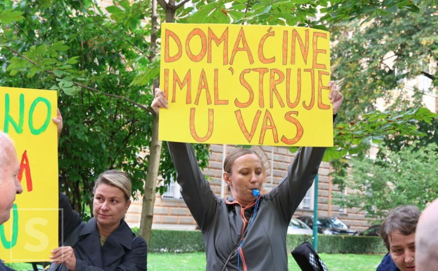 Vlada KS suočena s kritikama: Udruženje Colibri održalo protest uz poruku - 'djeca nisu projekt!'