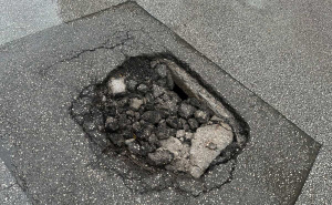 Stanovnici sarajevskog naselja upozoravaju na oštećenje ceste: "Strahujemo od ozbiljne nesreće"