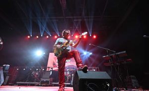 Pjesma dana: Plavi orkestar i "Samo ti mi ubrzavaš disanje jer se ja još uvijek palim na tebe..."