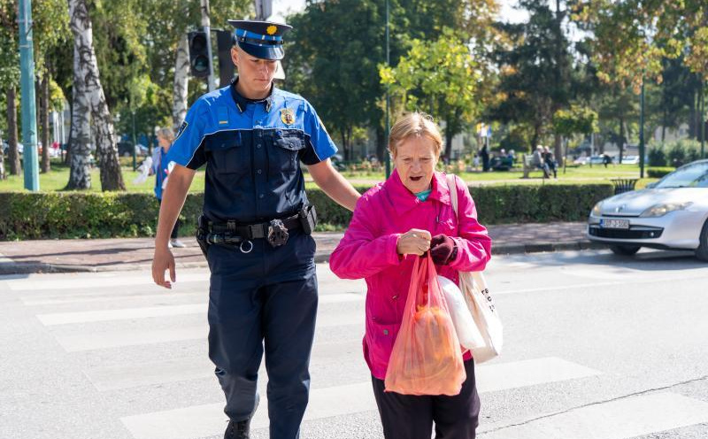 Dirljiva fotografija oduševila Sarajlije, MUP KS poručio: "Ovo je nova generacija policajaca"