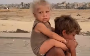 Snimak koji je rasplakao svijet: Dječak nosio brata kroz pakao u Gazi, obojica spašeni