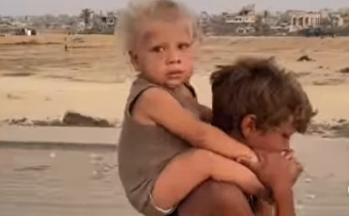 Snimak koji je rasplakao svijet: Dječak nosio brata kroz pakao u Gazi, obojica spašeni