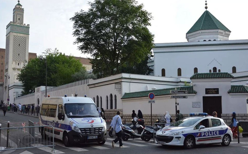 Novi islamofobni napad u Francuskoj: Muškarac upao u džamiju i pocijepao primjerke Kur'ana