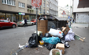 Sramotan prizor u centru Sarajeva: Otpad razbacan pored kontejnera, širi se smrad
