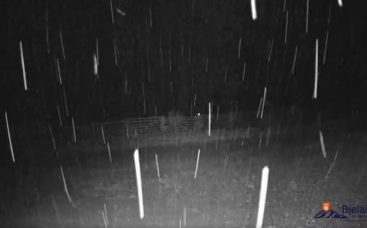 Veju, veju pahulje: Na Bjelašnici počeo da pada prvi snijeg ove sezone