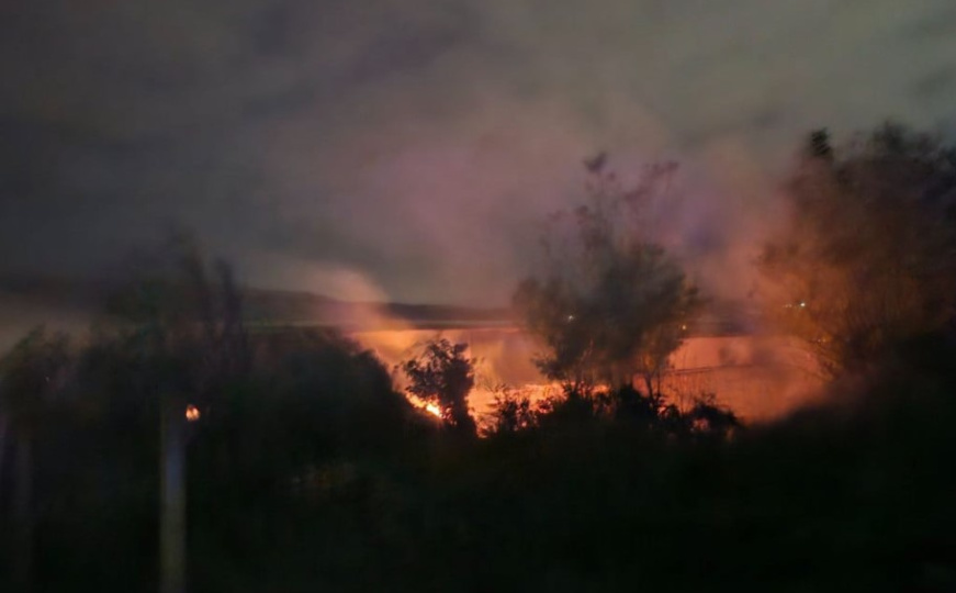 Veliki požar kod Mostara: Vatrogasci se bore s vatrom, jak vjetar otežava gašenje