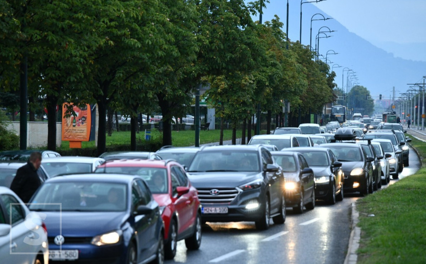 Jutarnja špica u Sarajevu: Ogromne gužve na glavnoj saobraćajnici