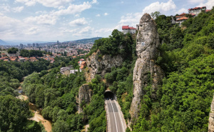 Vozači, oprez: Izlila se nafta na cesti kod Sarajeva, kolovoz masan i klizav