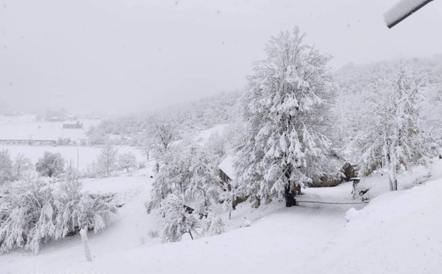 Pao snijeg i u Hrvatskoj: Pogledajte fotografiju sa Velebita