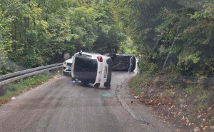 Saobraćajna nesreća kod Sarajeva: Dva vozila se prevrnula, ima povrijeđenih