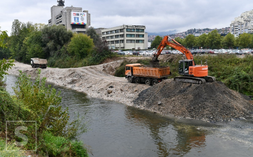 Na obali Miljacke u toku radovi: Pogledajte šta rade ekipe