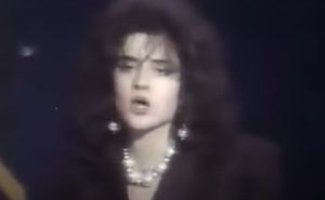 Zana i pjesma dana: "Rukuju se, rukuju, oni koji putuju..."